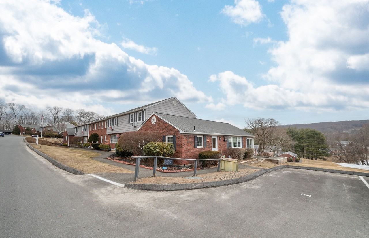 86 Old Farms Ln Unit 86 #86 - Photo 2 of 34