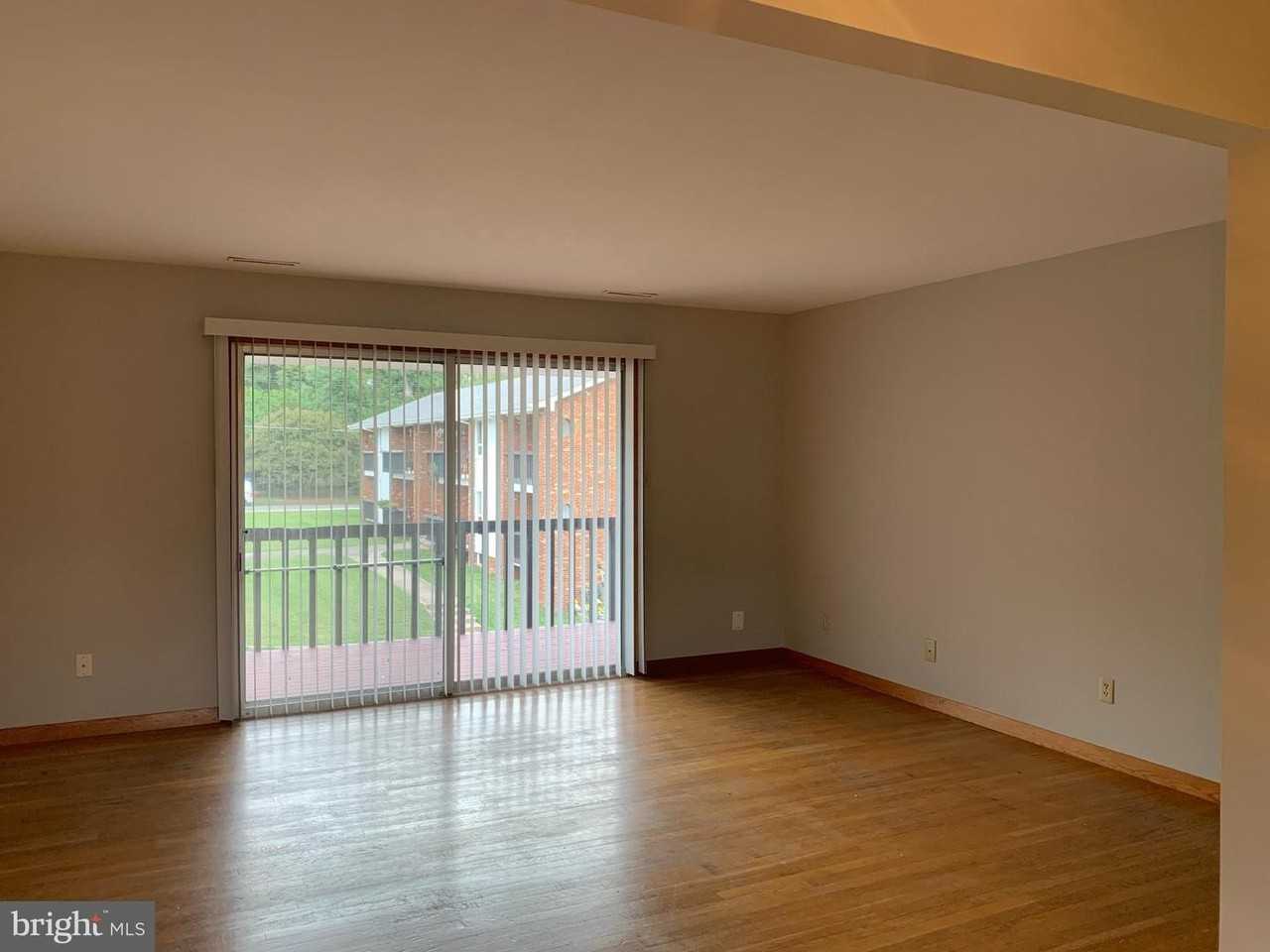 111 Green St - Photo 3 of 26