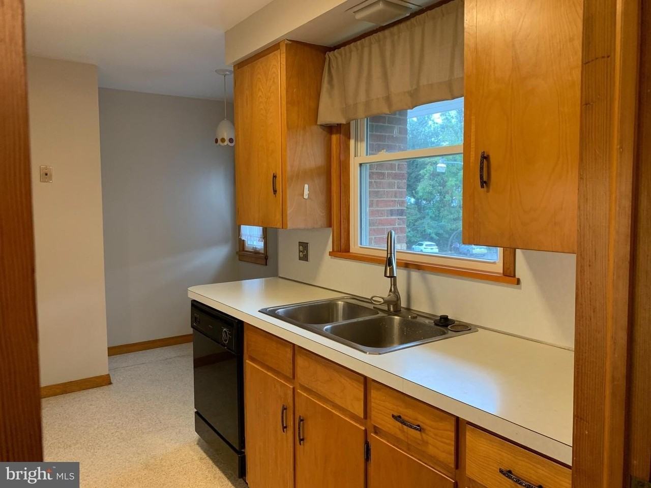 111 Green St - Photo 5 of 26