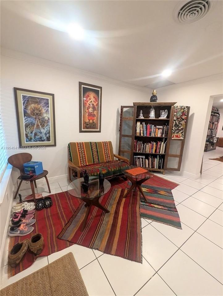 220 Se 1st St - Photo 3 of 28