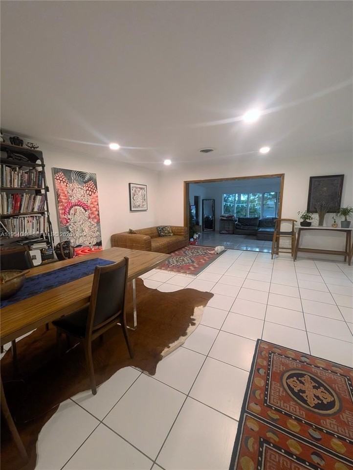 220 Se 1st St - Photo 5 of 28