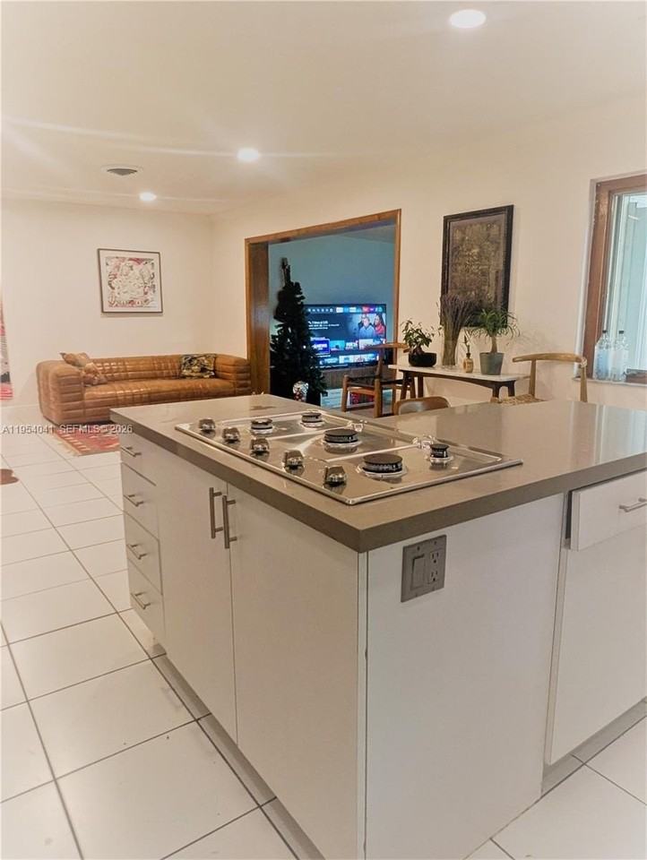 220 Se 1st St - Photo 6 of 28