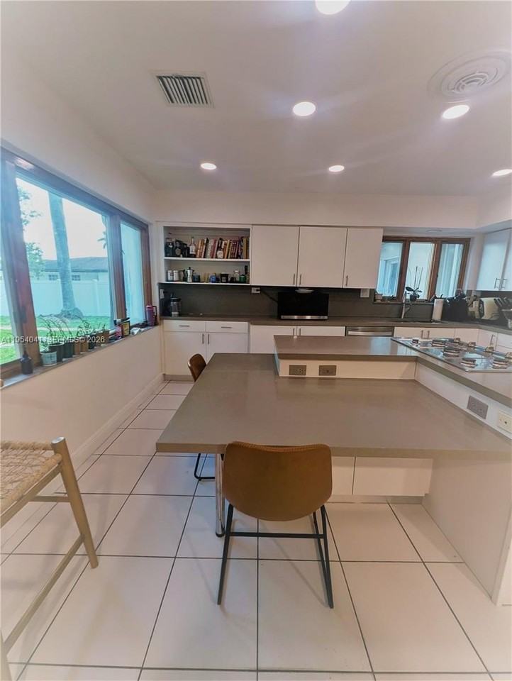 220 Se 1st St - Photo 7 of 28