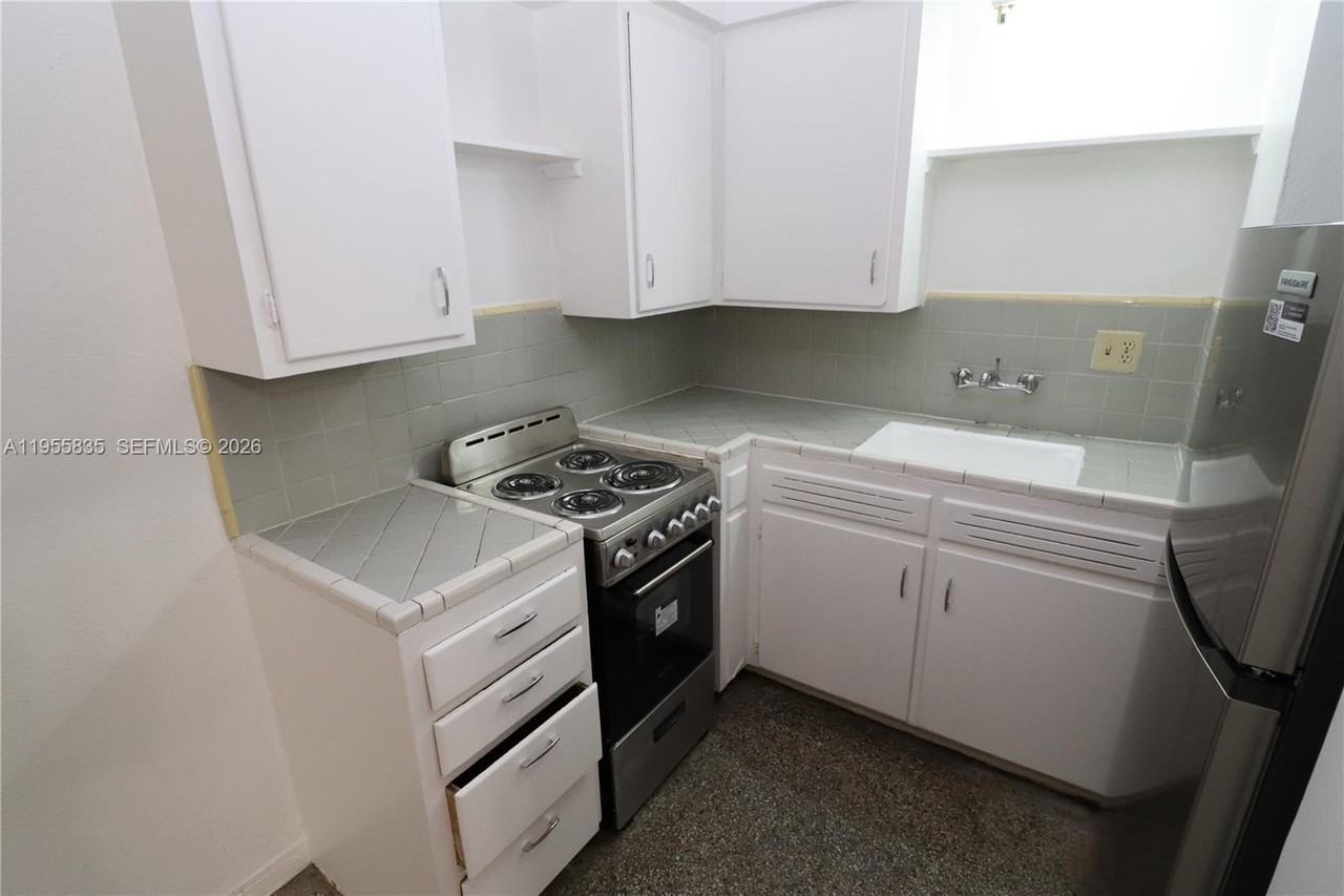 1139 Ne 10th Ave #3 - Photo 3 of 21