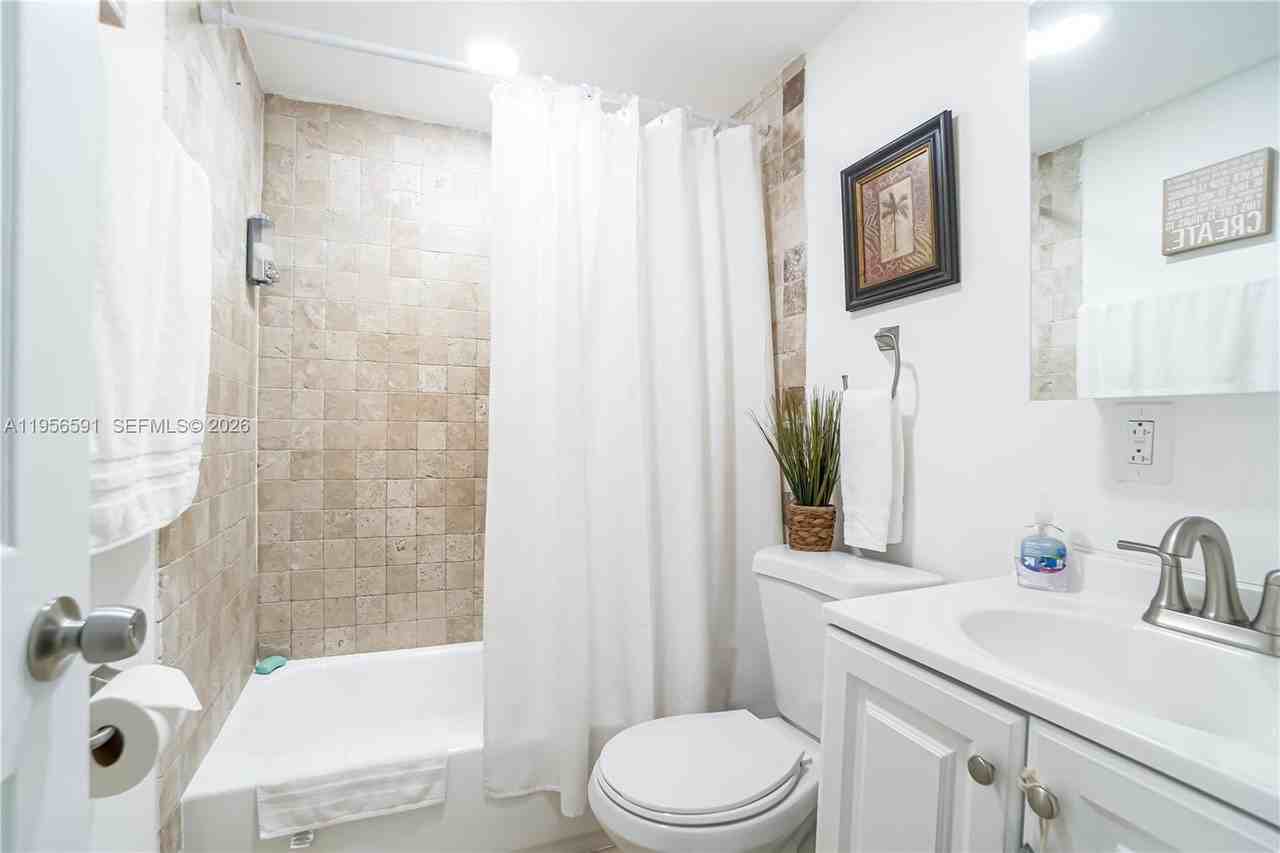 168 Nw 32nd St #3 - Photo 3 of 7