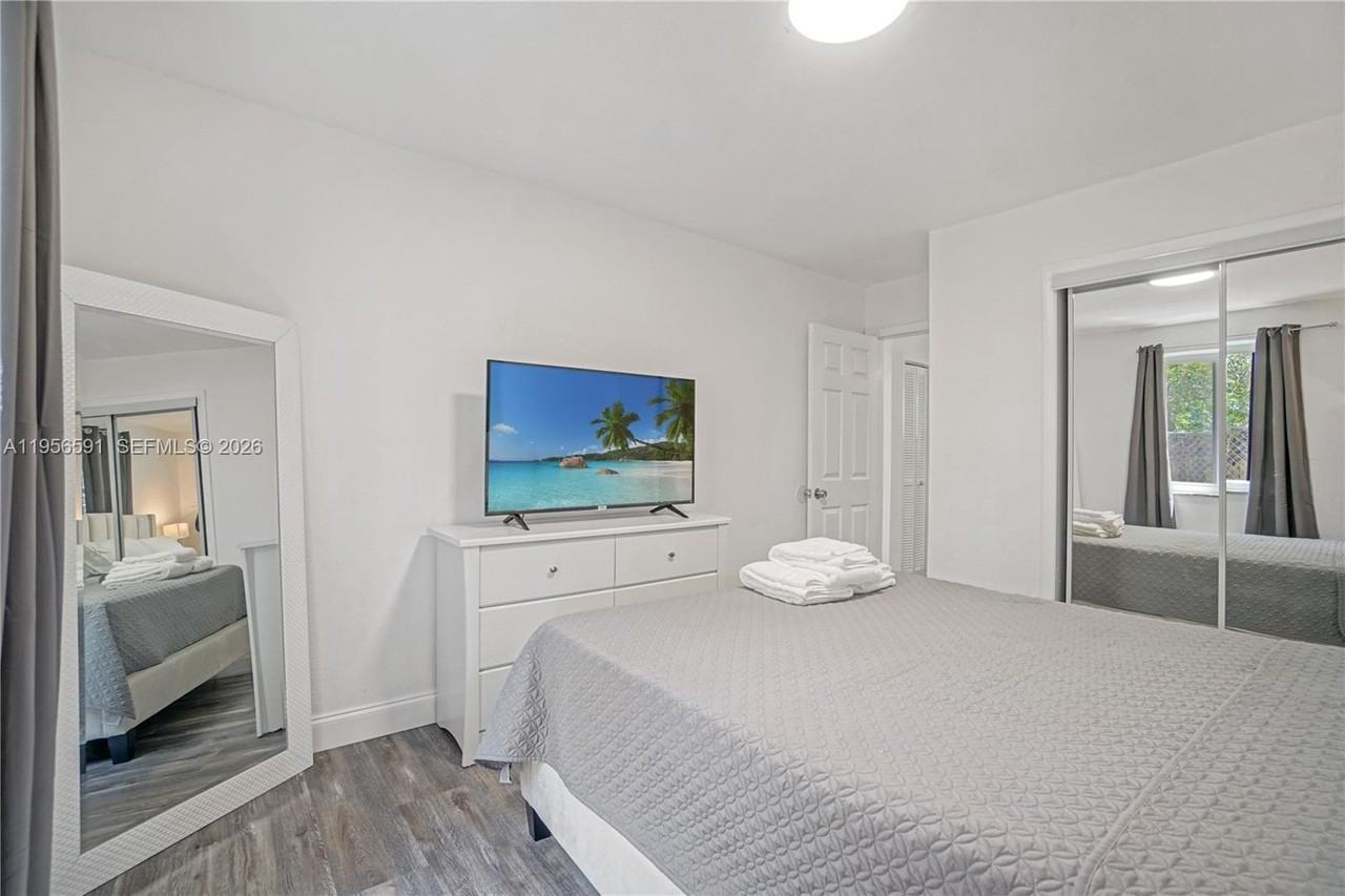 168 Nw 32nd St #3 - Photo 5 of 7