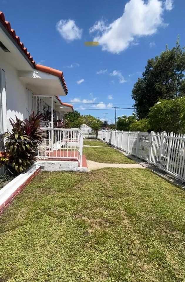 3667 Nw 5th St #3667 - Photo 4 of 20