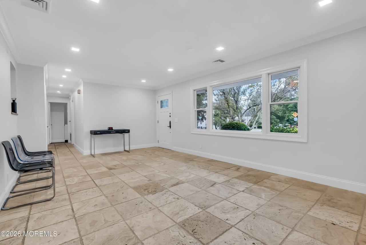 455 W Lincoln Ave - Photo 7 of 21