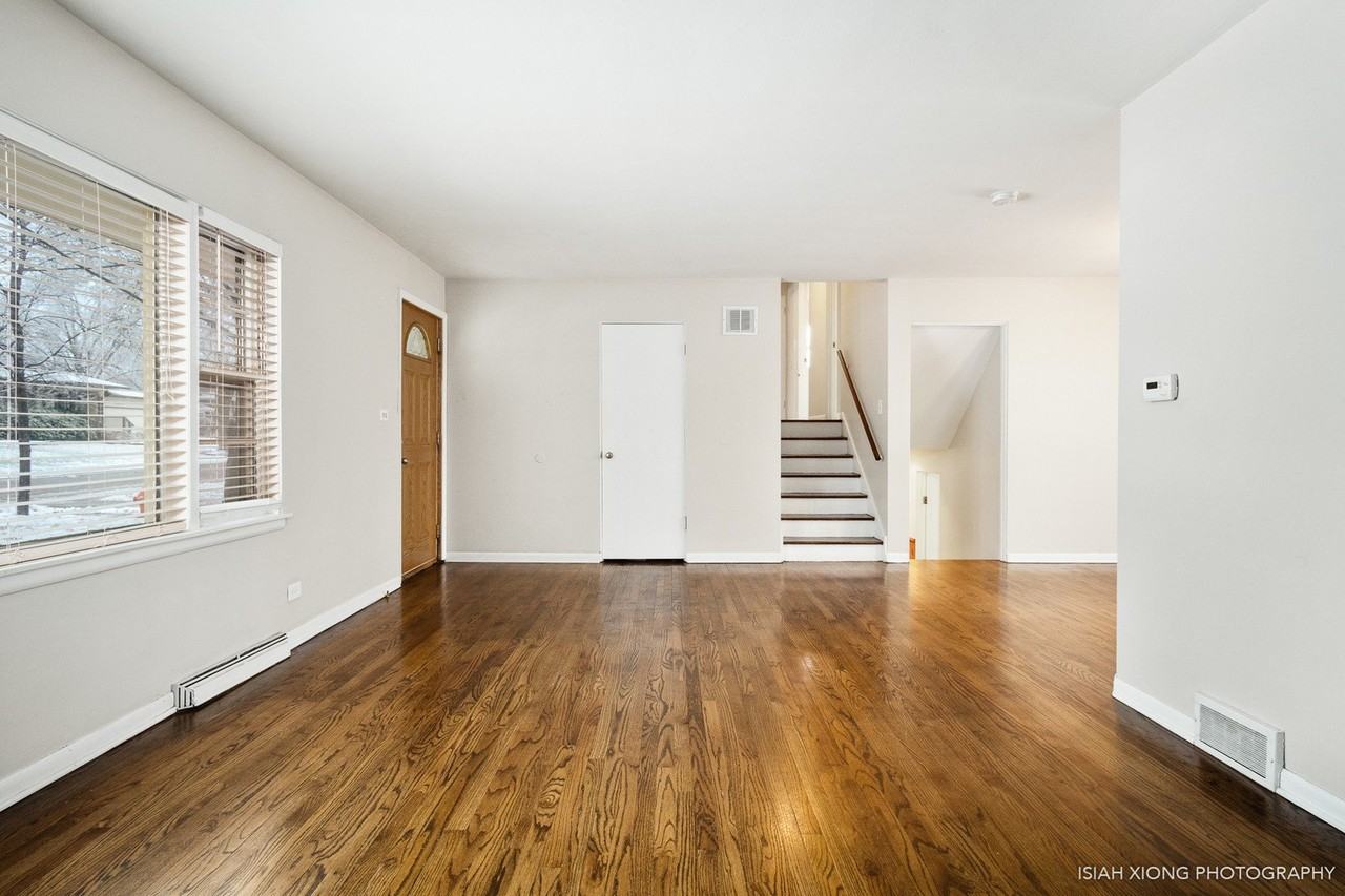 121 Elmwood Dr - Photo 3 of 13