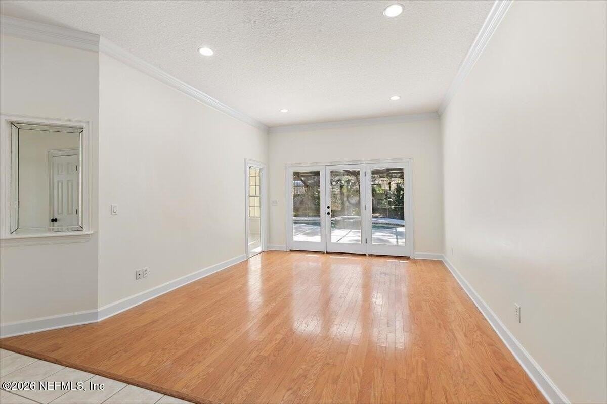 639 Queens Harbor Blvd - Photo 4 of 27