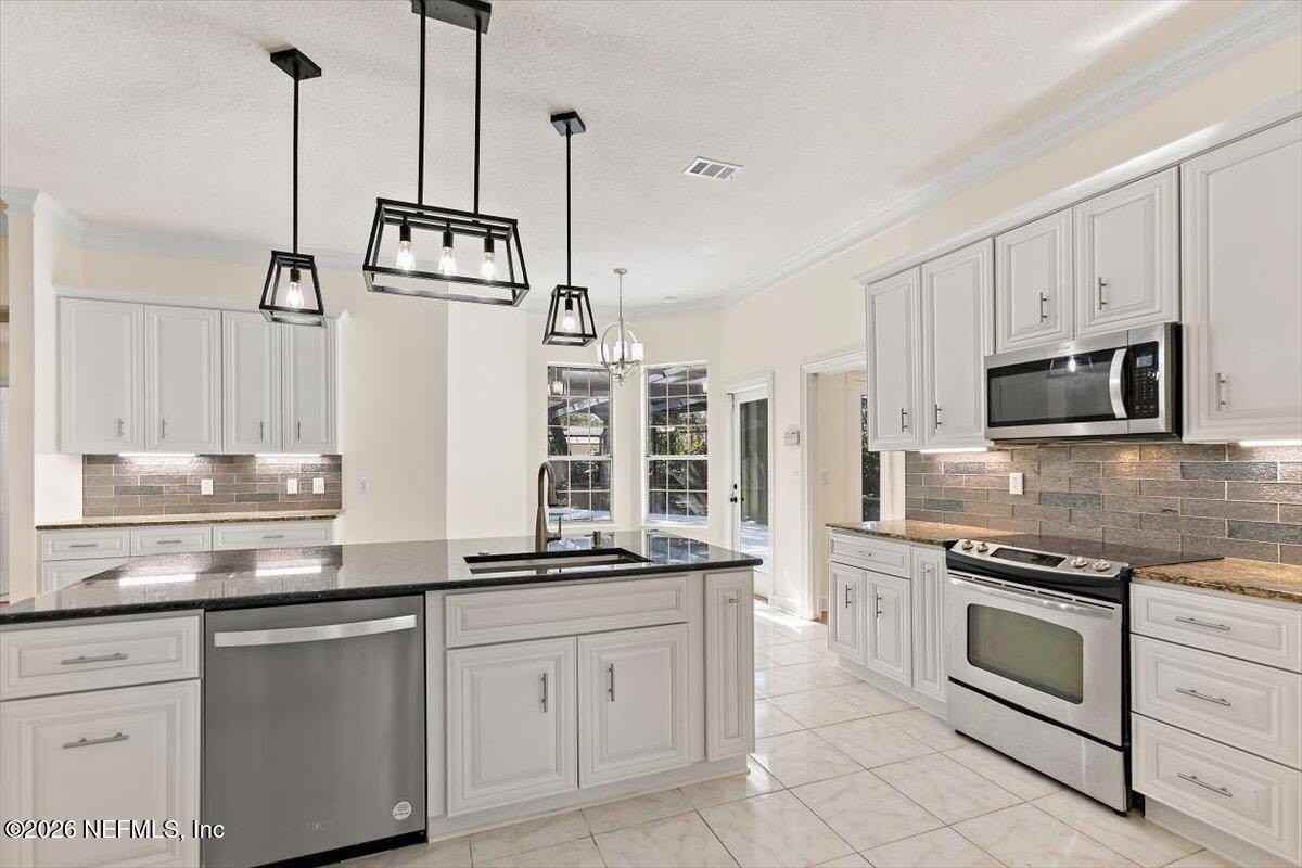 639 Queens Harbor Blvd - Photo 7 of 27