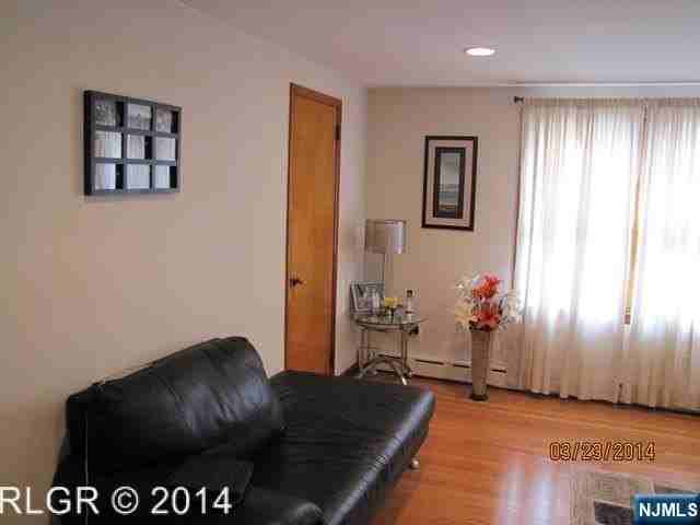 298 Luddington Ave 2nd Fl - Photo 4 of 22