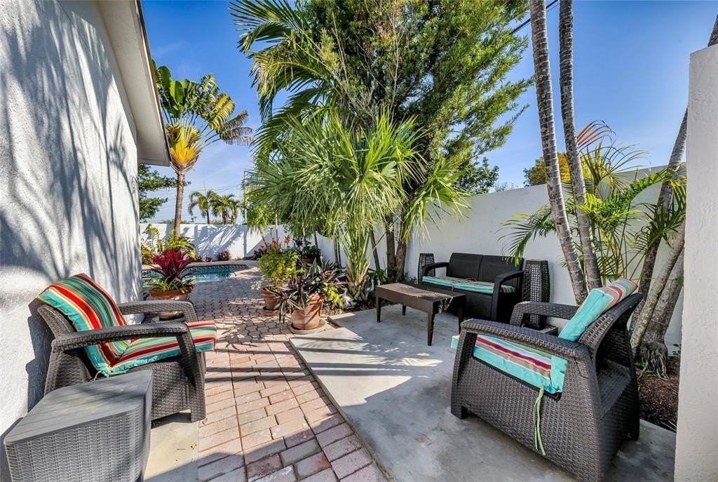 307 N Highland Dr - Photo 2 of 21