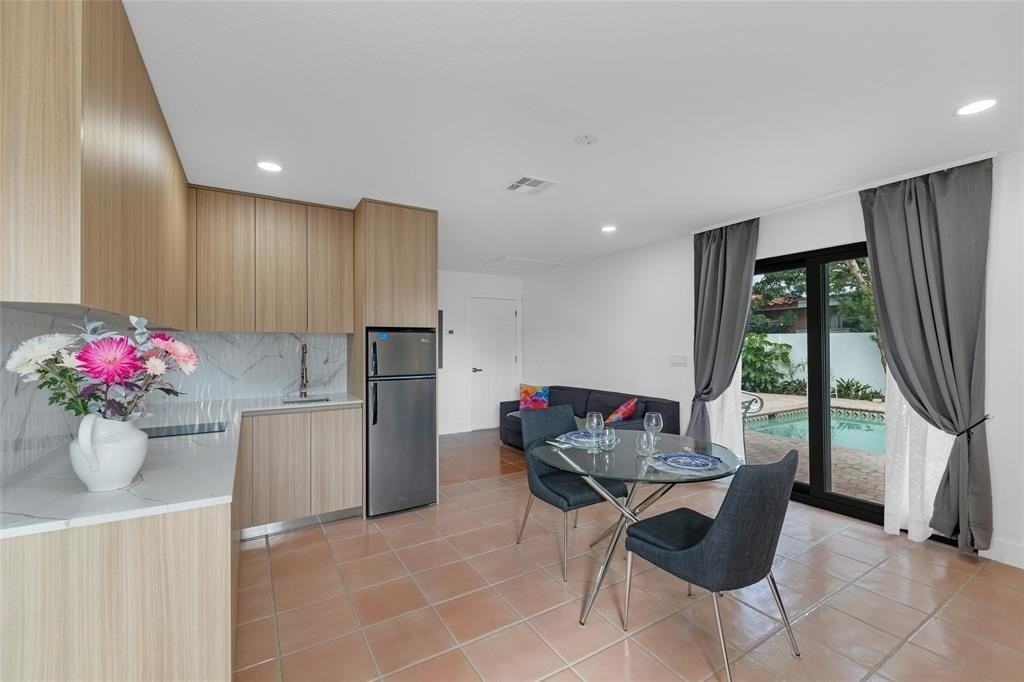 307 N Highland Dr - Photo 4 of 21