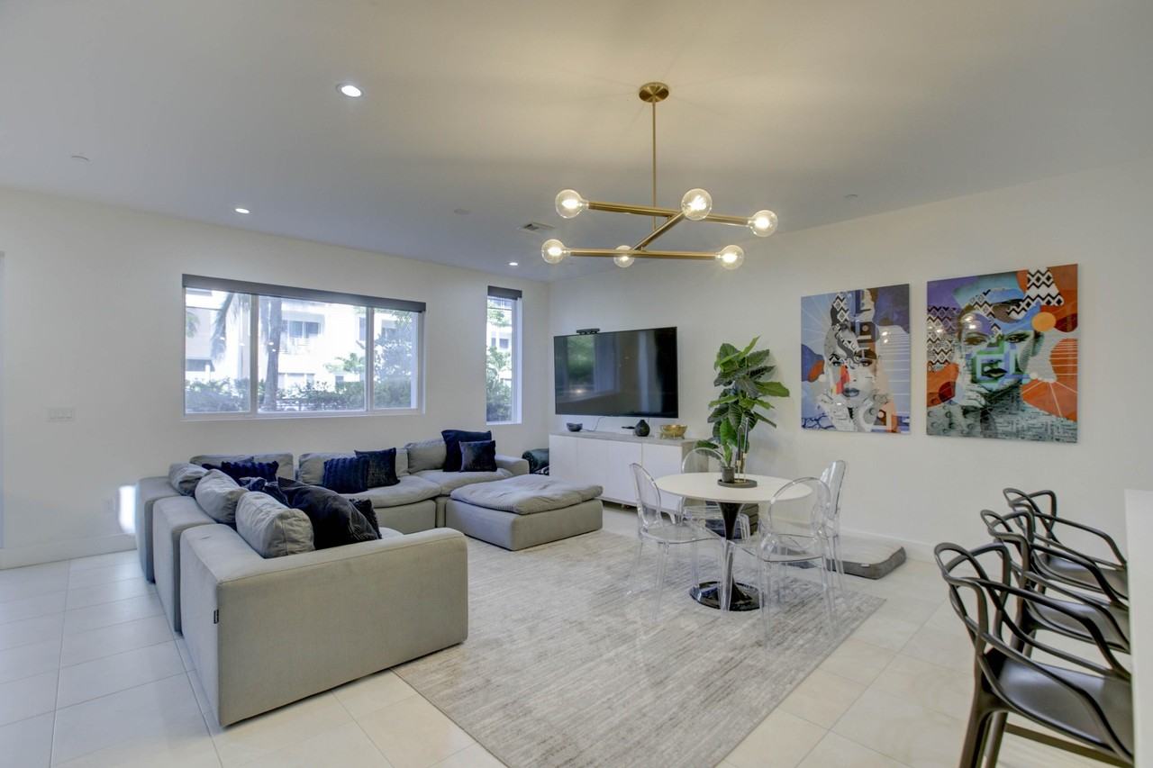 1045 Ne 18th Ave #106 - Photo 6 of 35