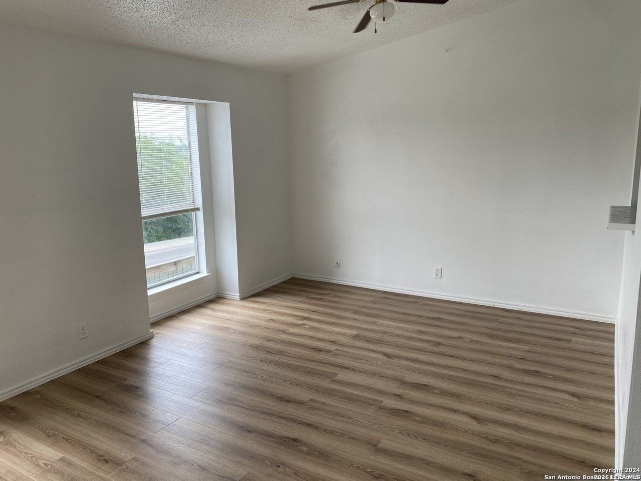 4949 Hamilton Wolfe - Photo 4 of 18