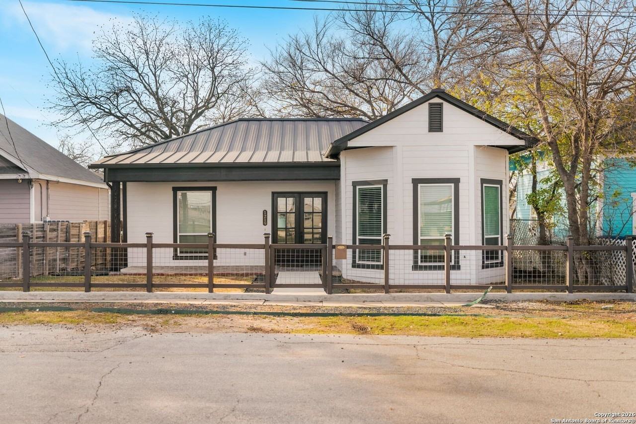 1219 N Olive St - Photo 4 of 32