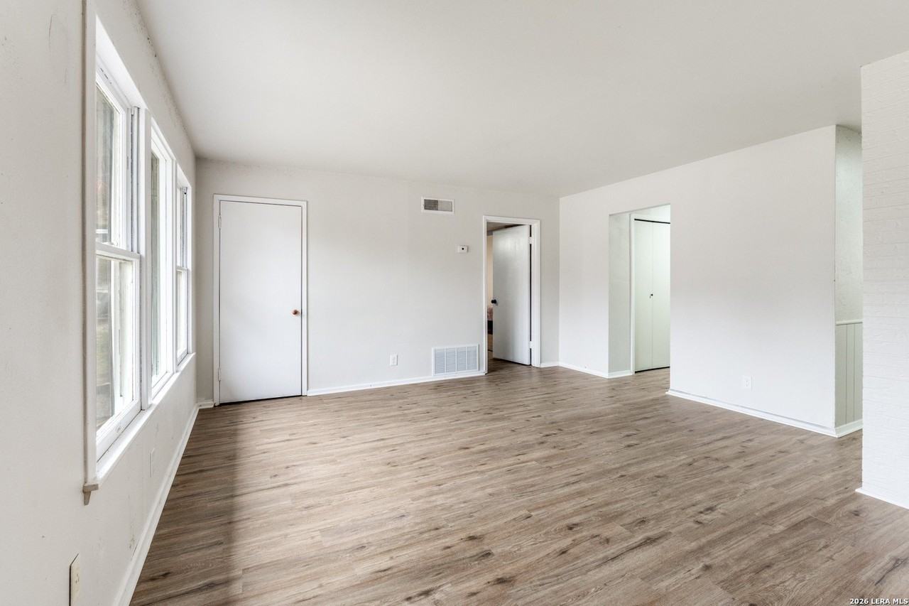 322 Kate Schenck Ave - Photo 5 of 22