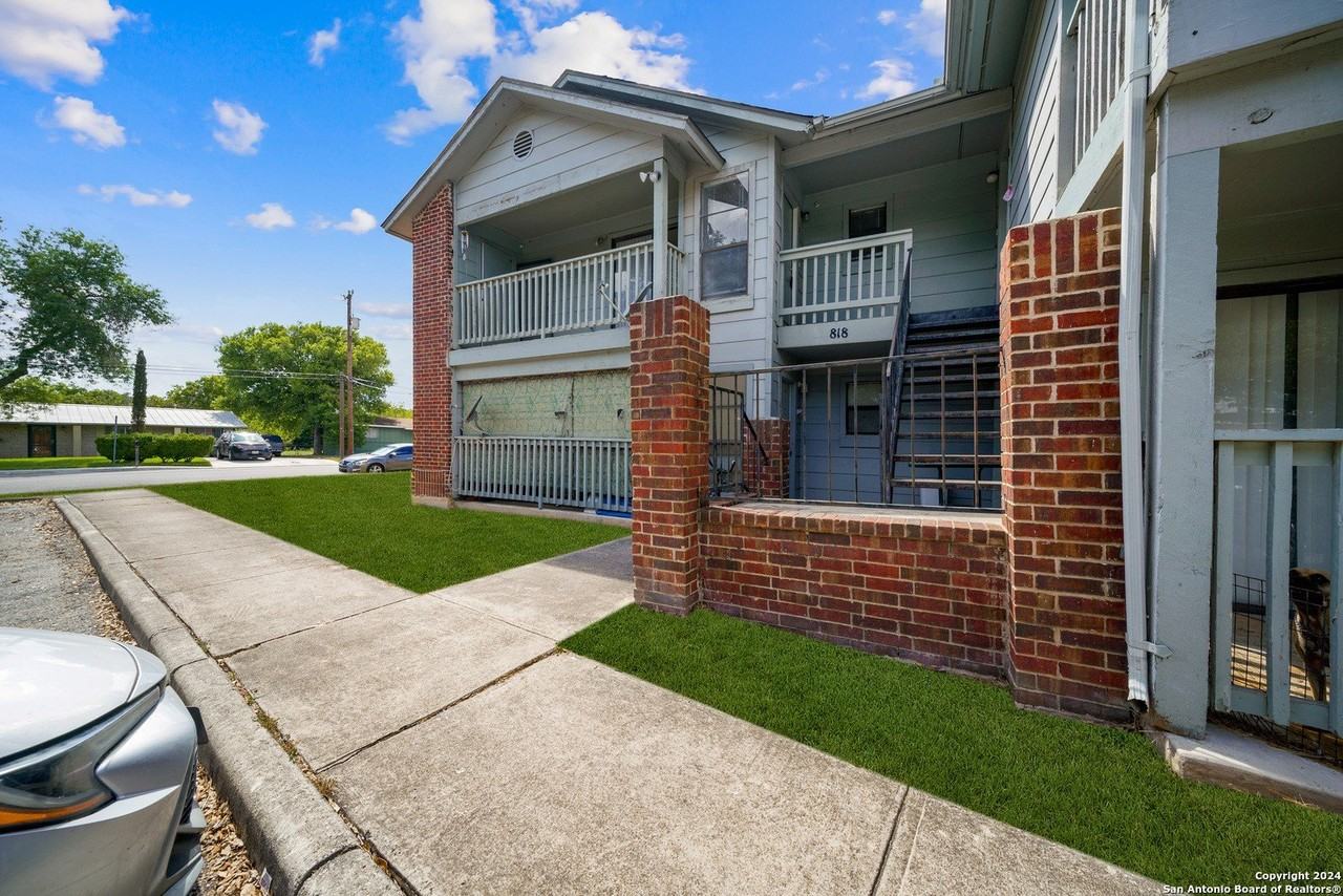 818 Station St Apt 3 #3 - Photo 3 of 25