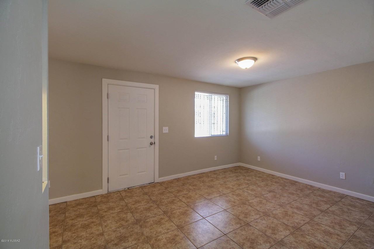 5765 E 28th St Unit B #B - Photo 3 of 10