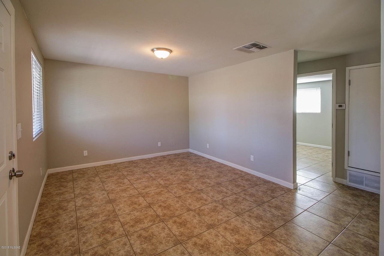 5765 E 28th St Unit B #B - Photo 4 of 10