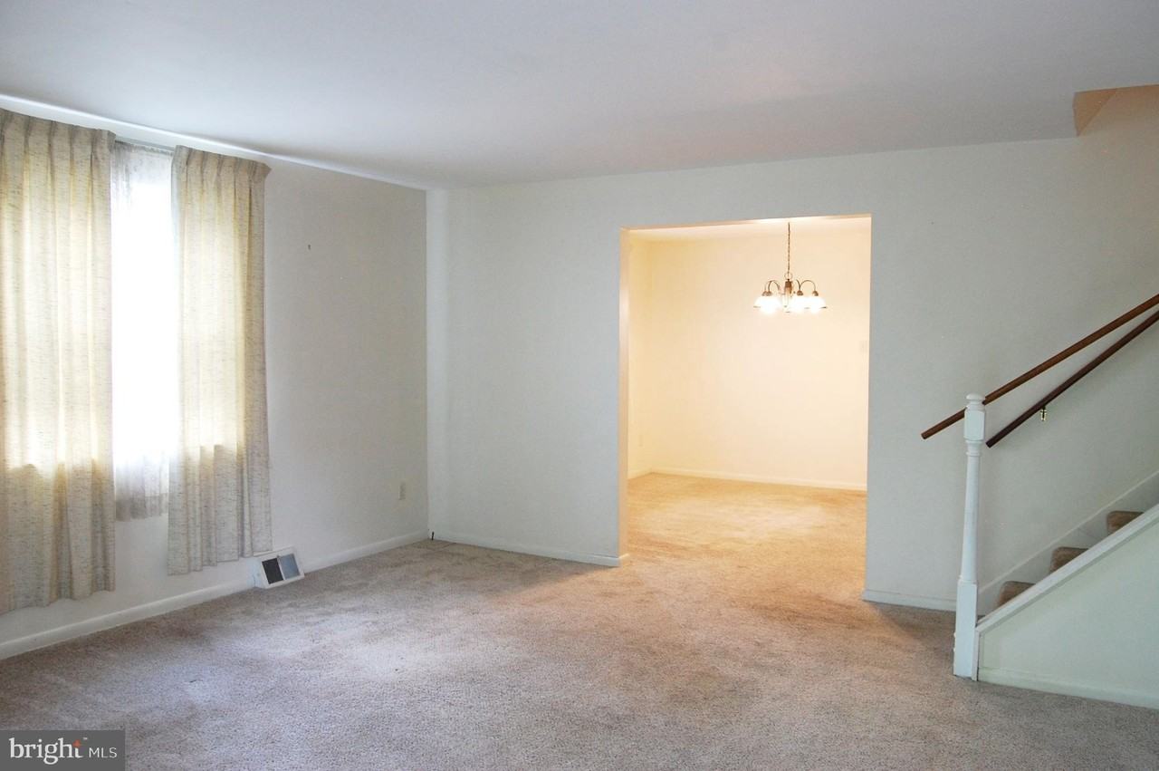 979 Glasgow St - Photo 3 of 12