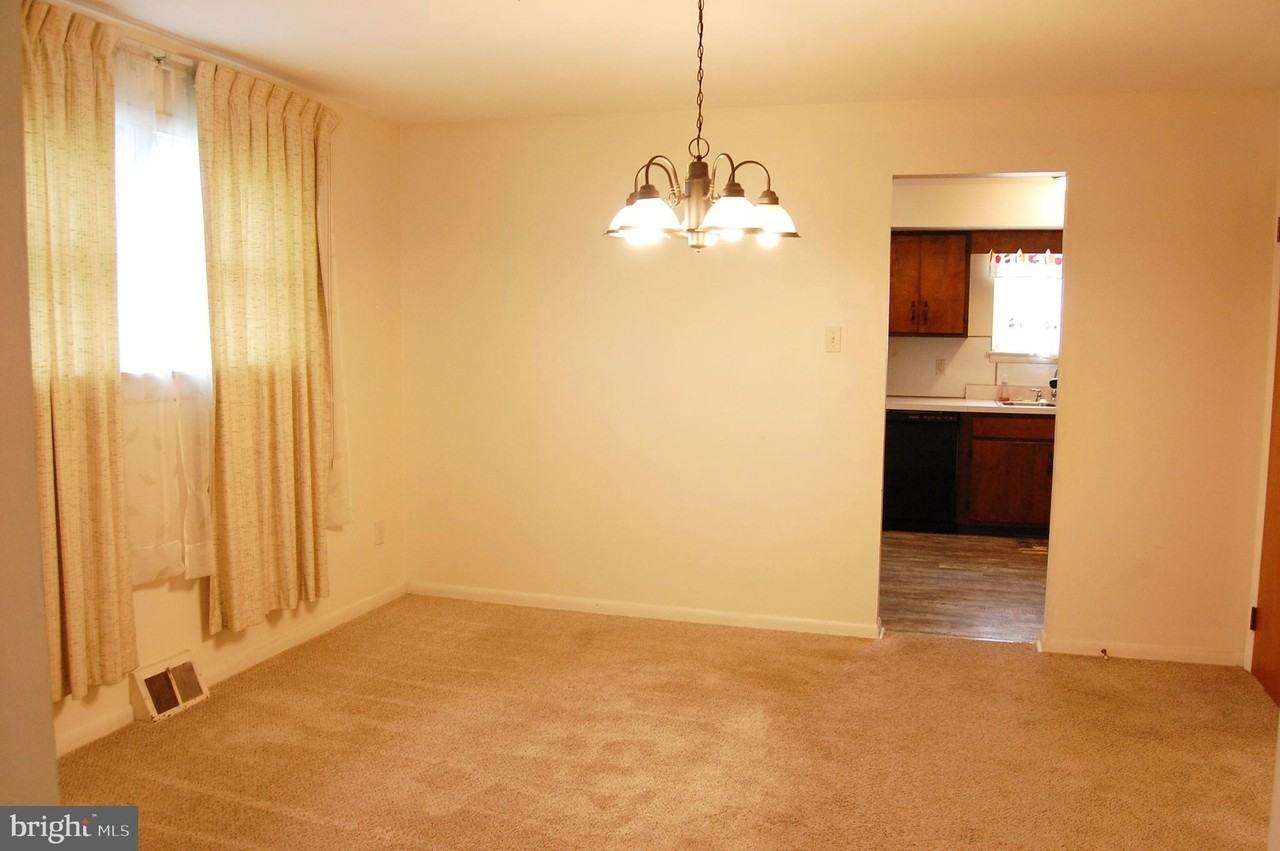 979 Glasgow St - Photo 6 of 12