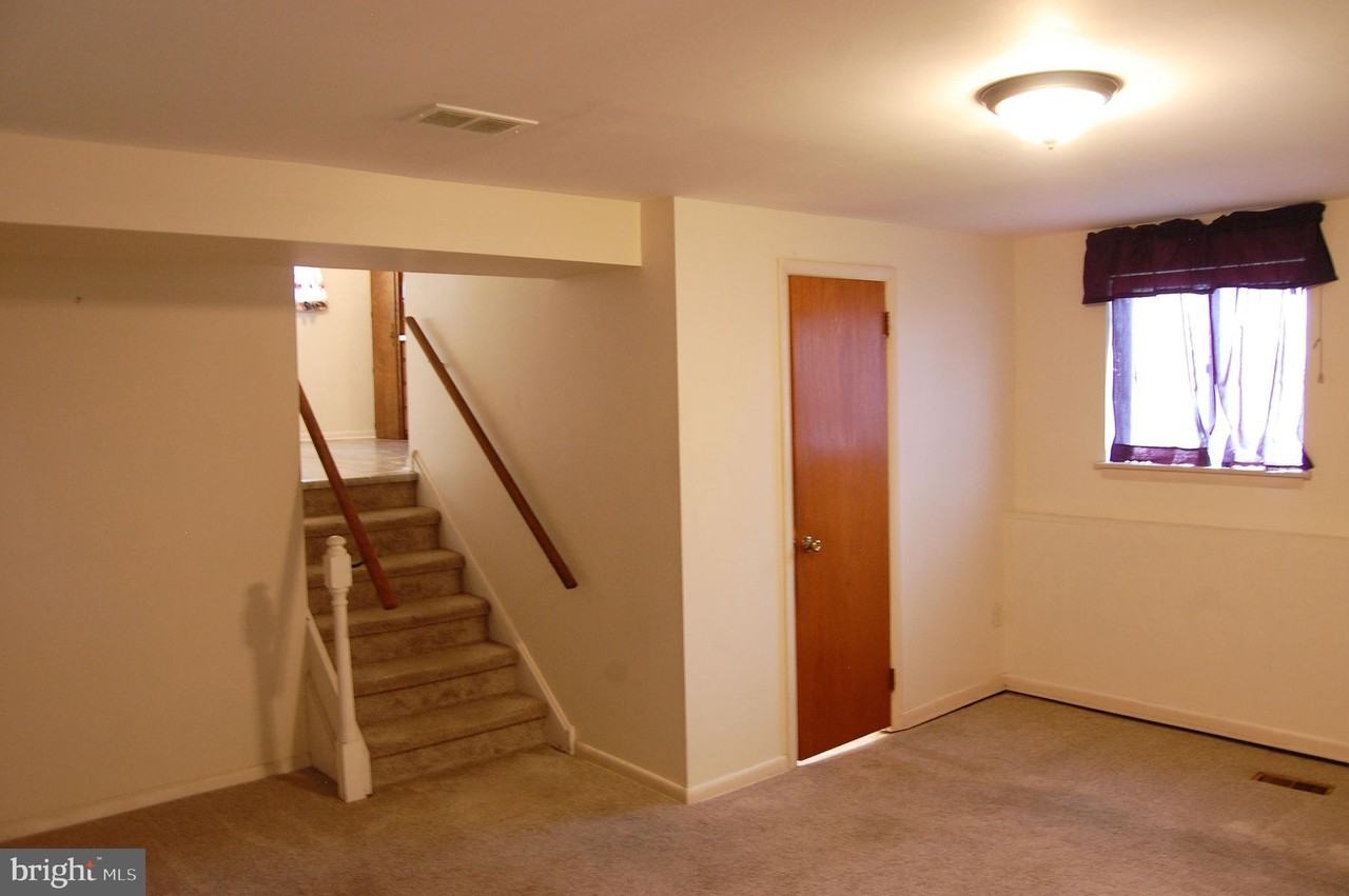 979 Glasgow St - Photo 7 of 12