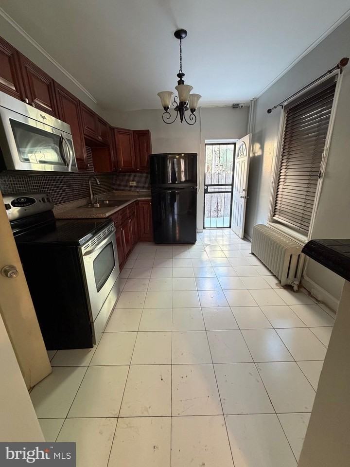 3310 E St - Photo 3 of 14