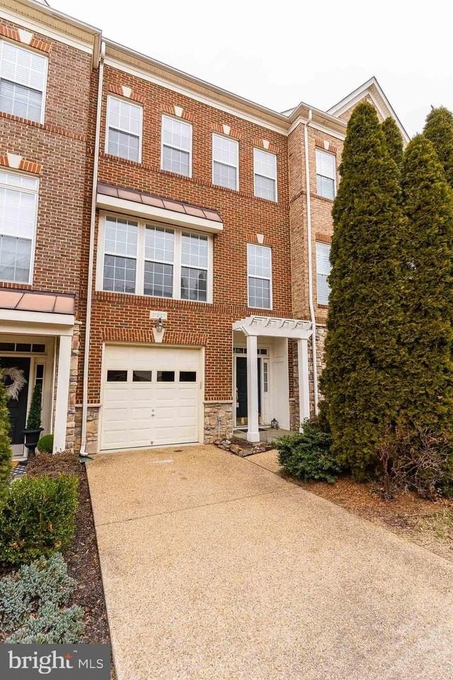 21927 Windy Oaks Sq - Photo 2 of 49