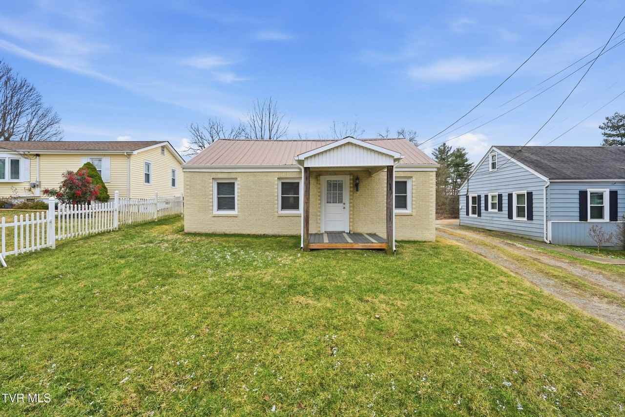 3361 Bloomingdale Rd - Photo 3 of 18