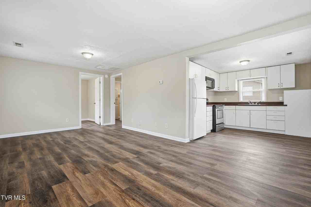 3361 Bloomingdale Rd - Photo 6 of 18