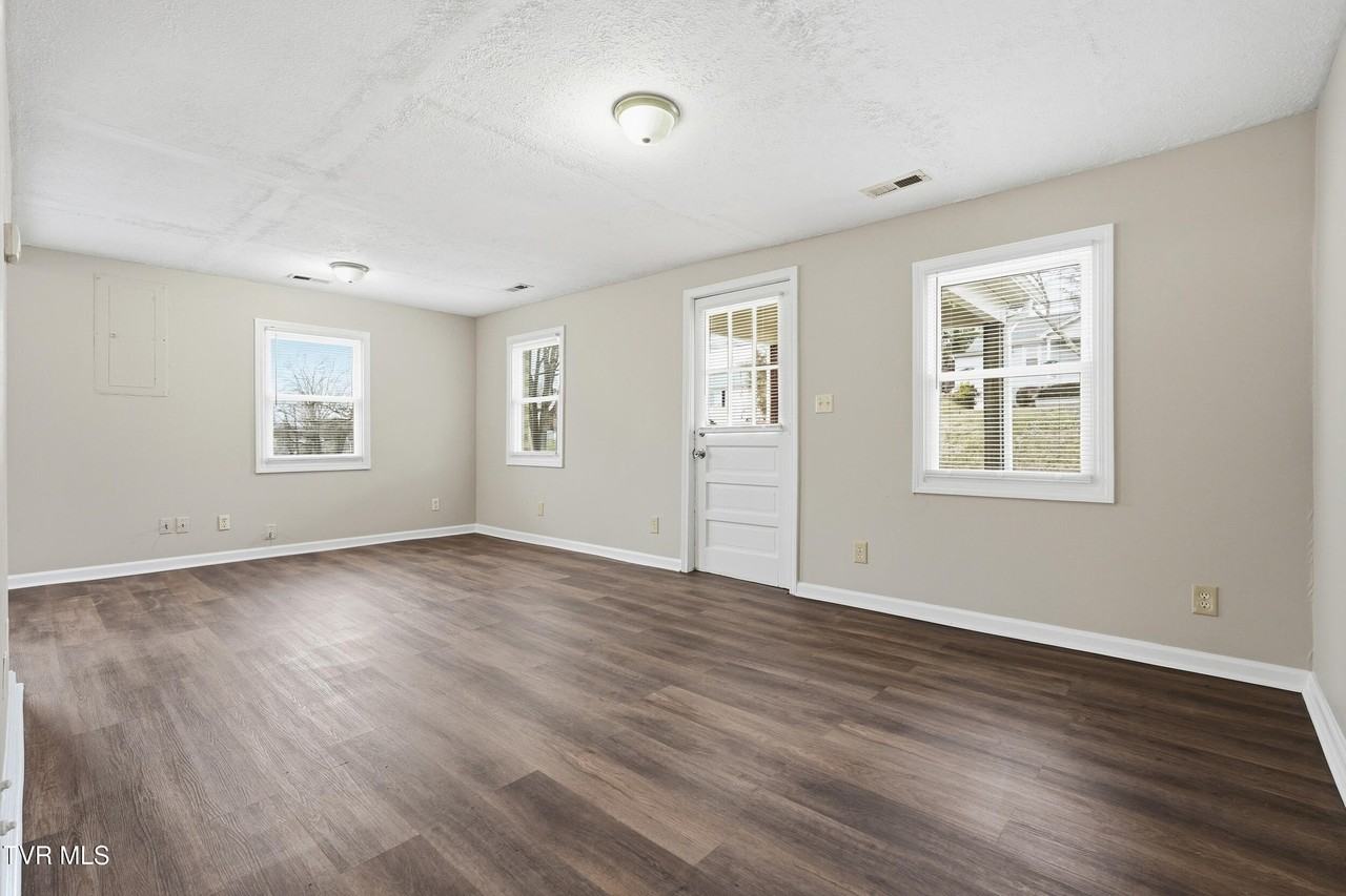 3361 Bloomingdale Rd - Photo 7 of 18