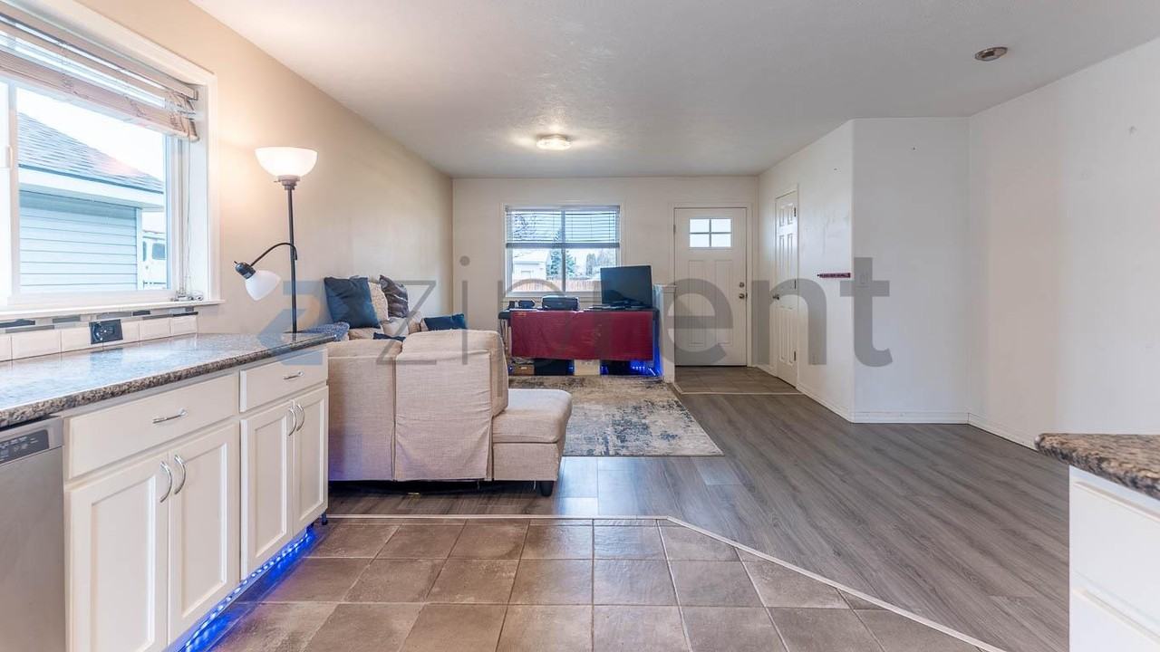 7125 N Crestline St #3 - Photo 7 of 28