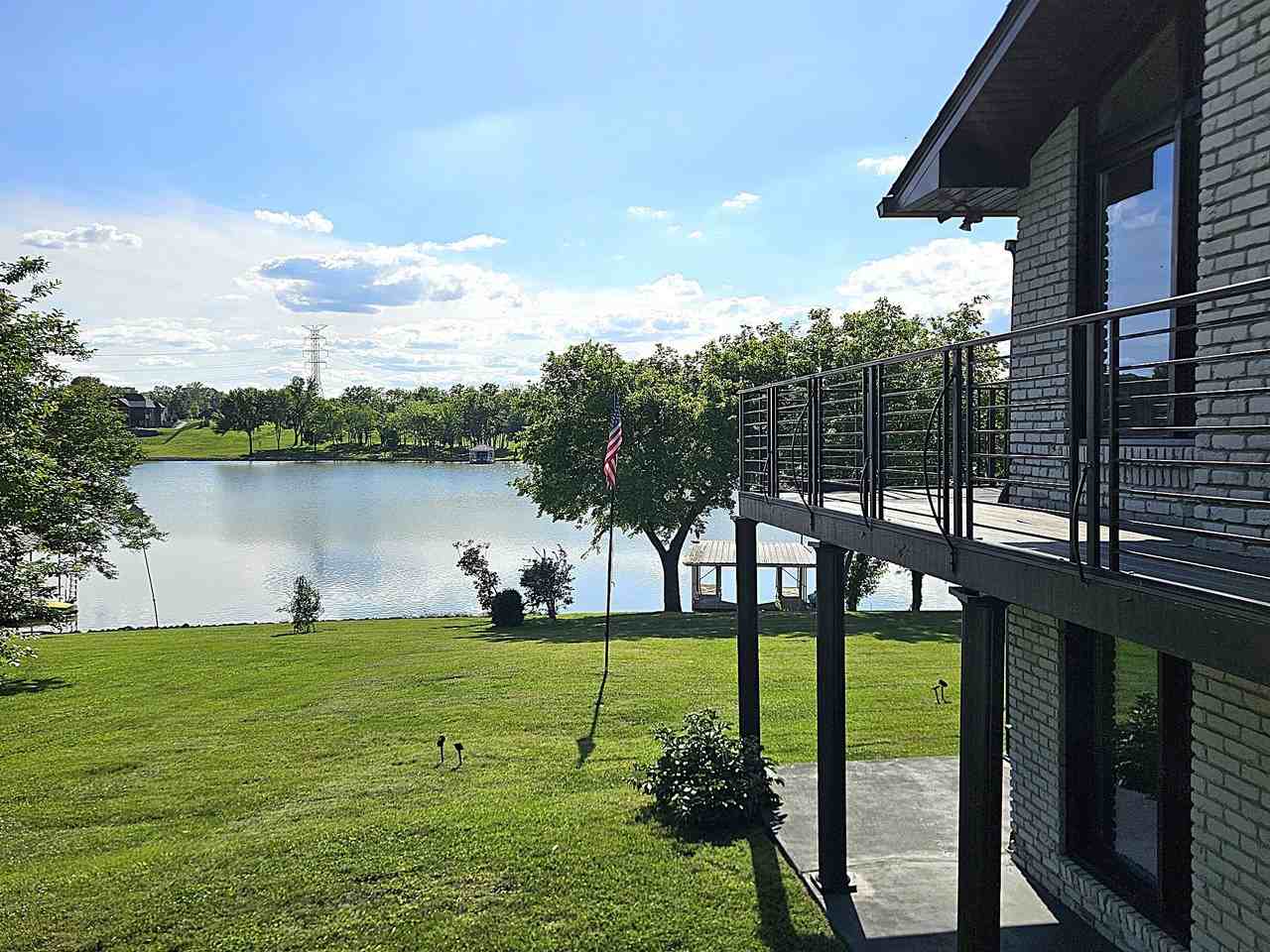 121 Lake Point Dr - Photo 2 of 29