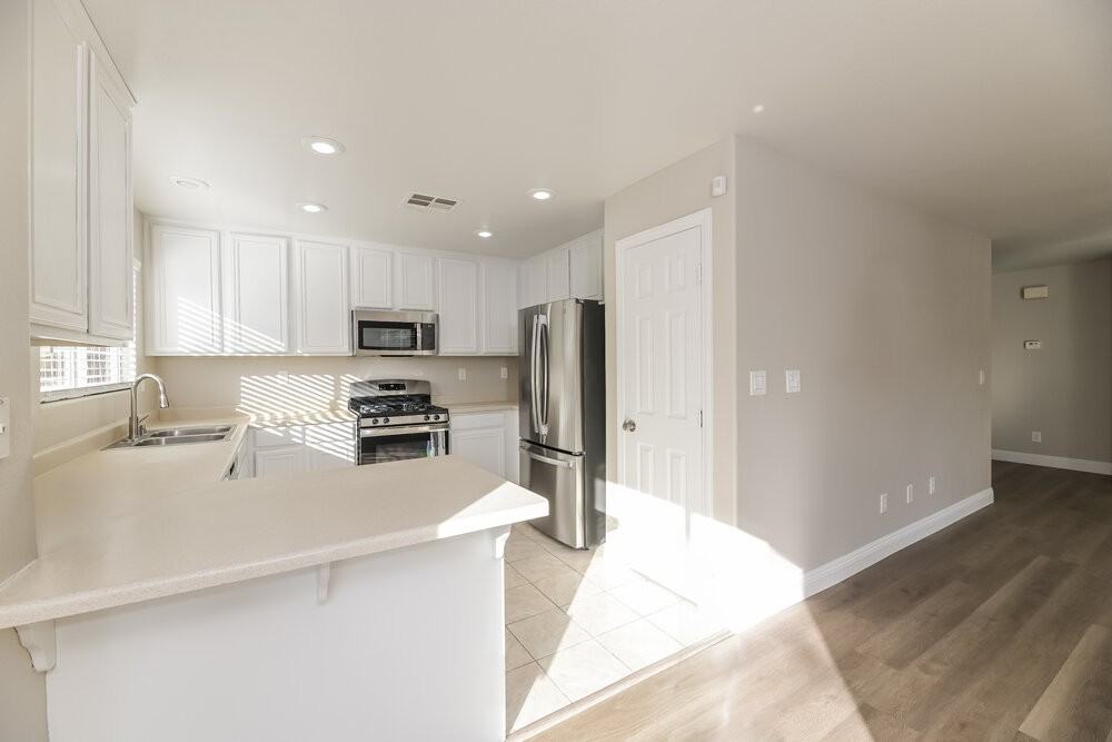 10293 Burning Bush St - Photo 7 of 17