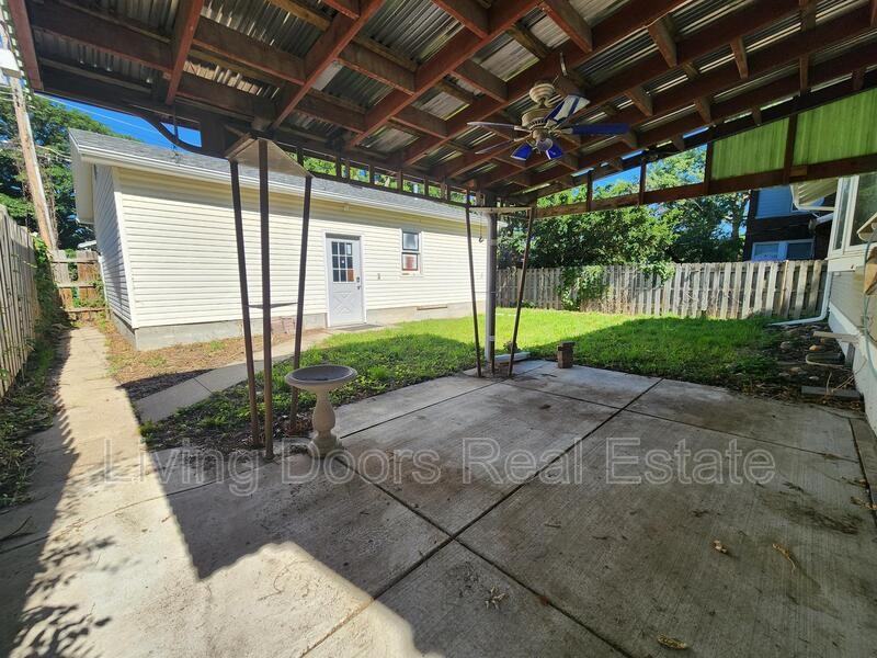 1811 W S St - Photo 3 of 26