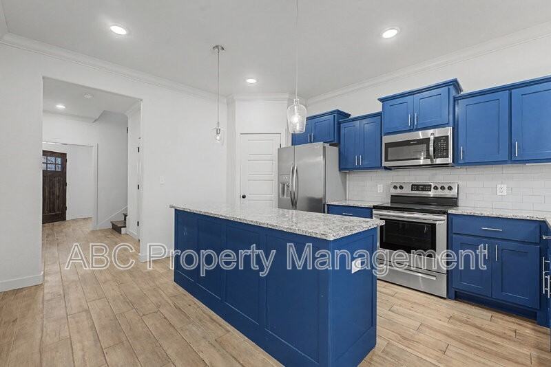 3213 Sw Hillstone Ave - Photo 3 of 22