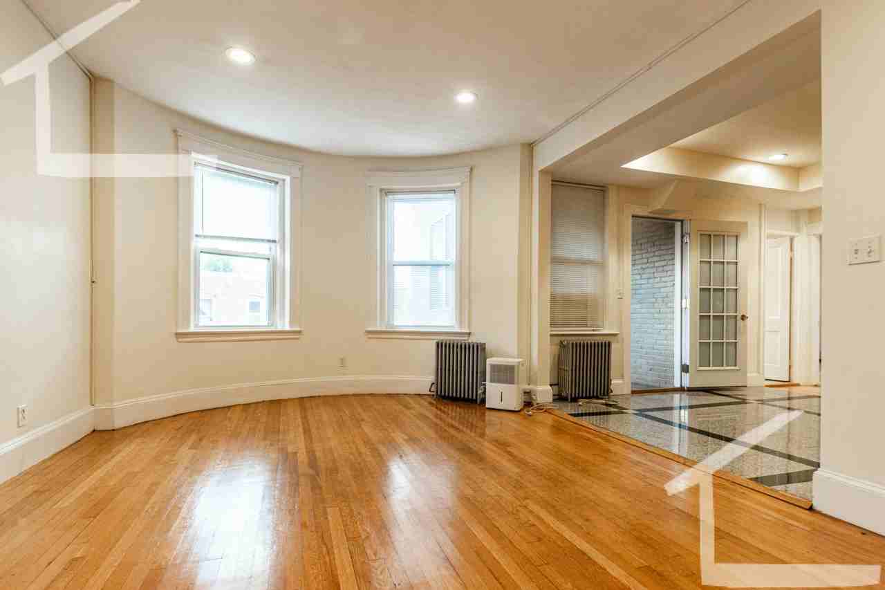 64 Babcock St - Photo 3 of 8