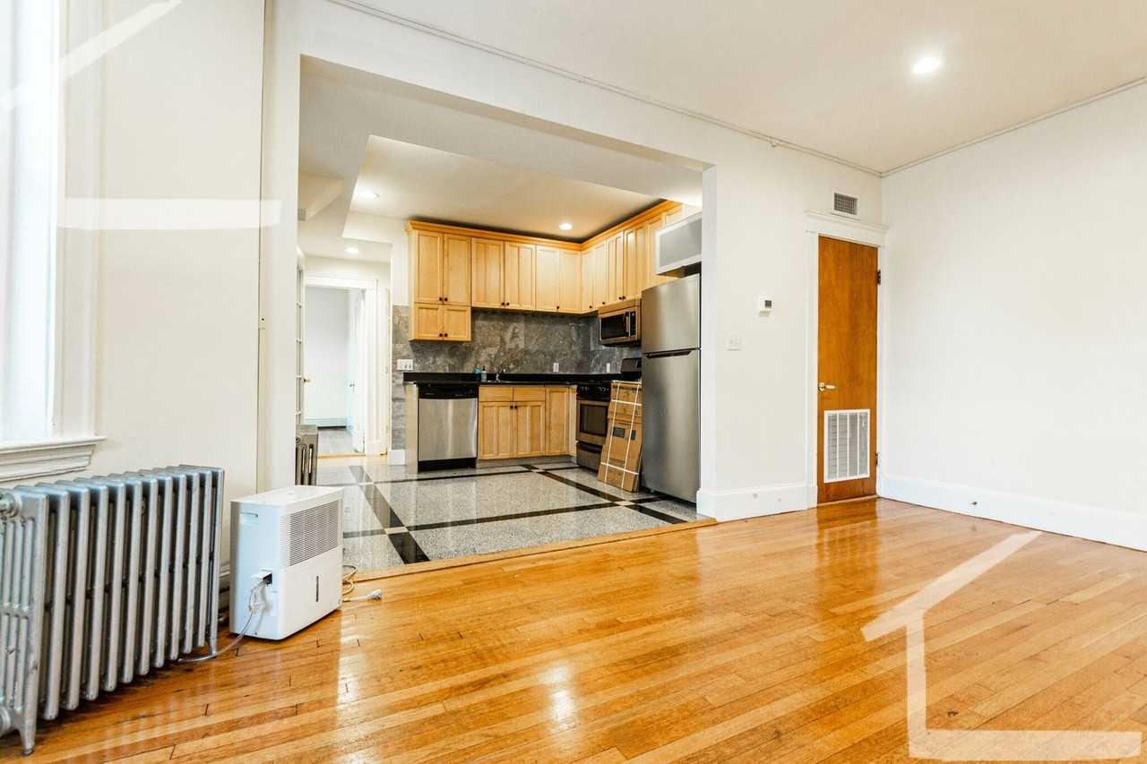 64 Babcock St - Photo 4 of 8