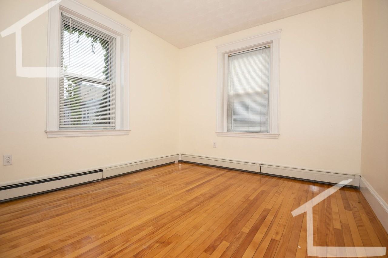 64 Babcock St - Photo 5 of 8