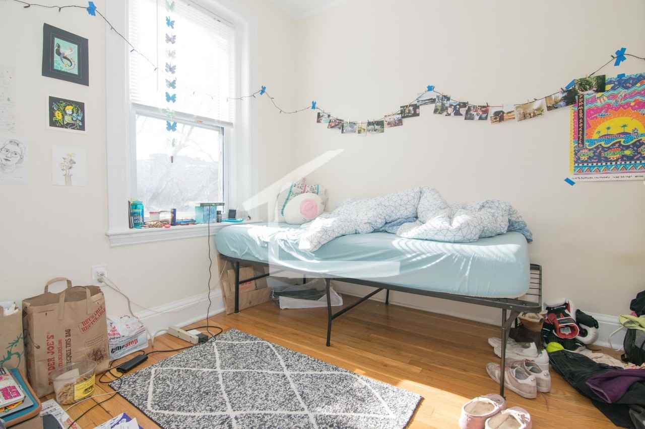 54 Thatcher St - Photo 7 of 8