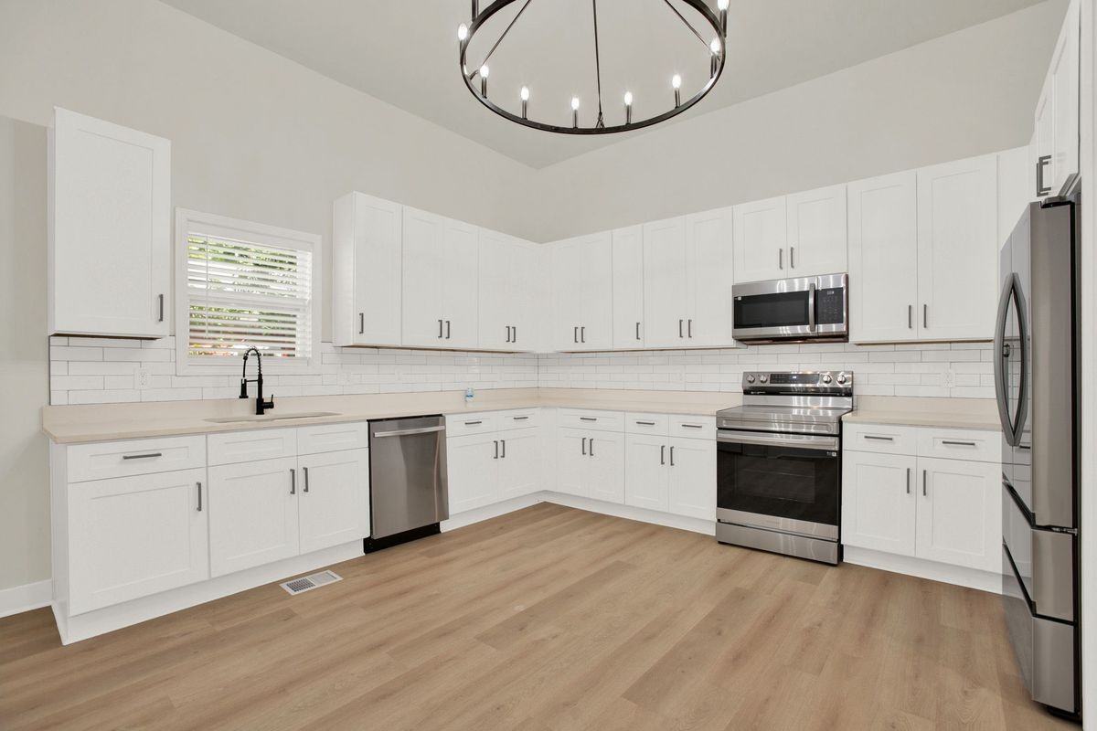 410 E Elm St - Photo 6 of 16