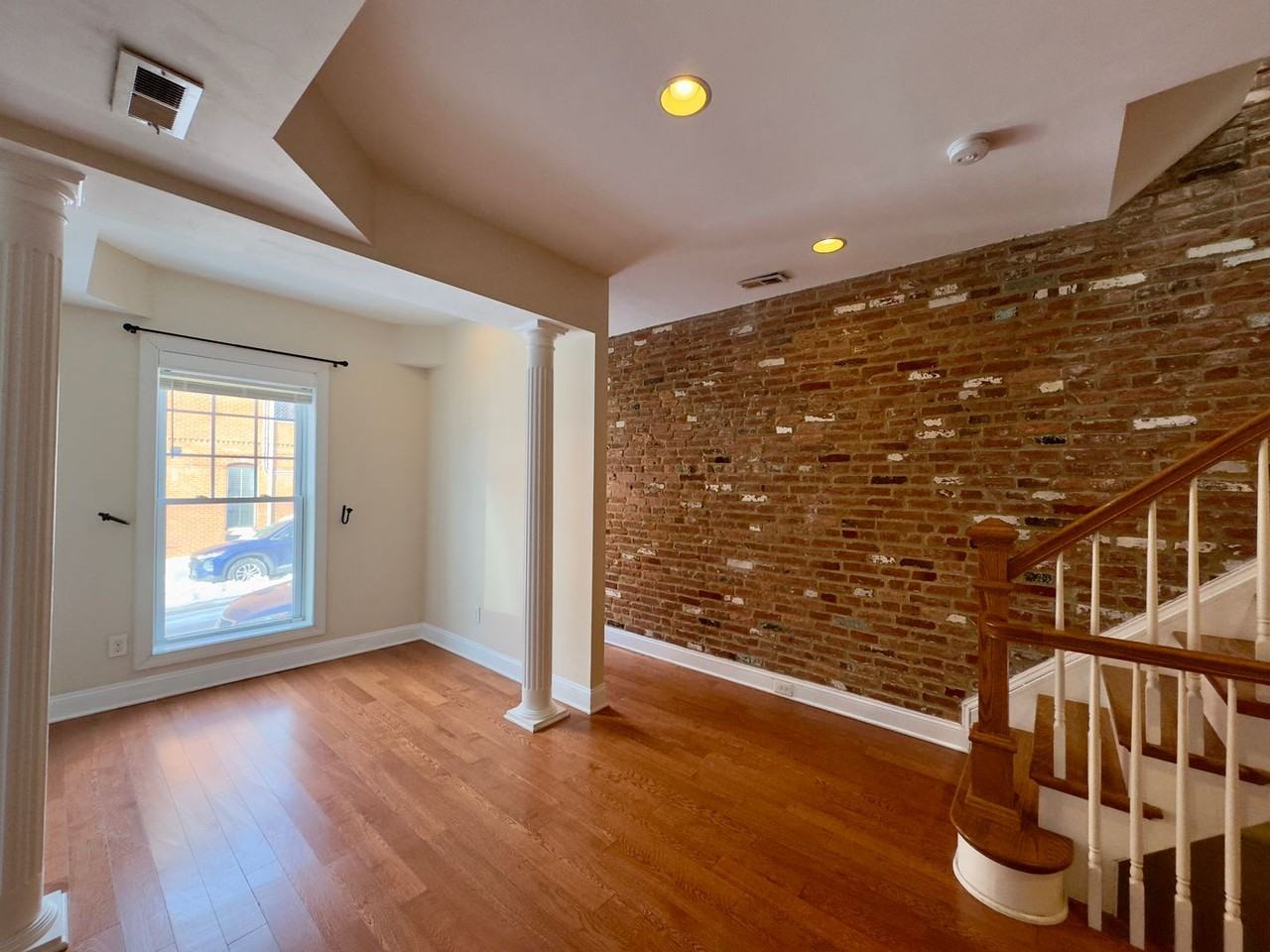 825 S Bouldin St - Photo 4 of 28