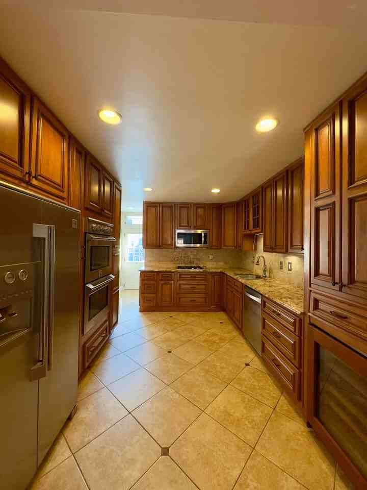 825 S Bouldin St - Photo 7 of 28