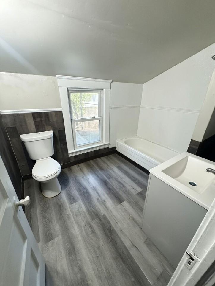 2926 E 130th St - Photo 5 of 7