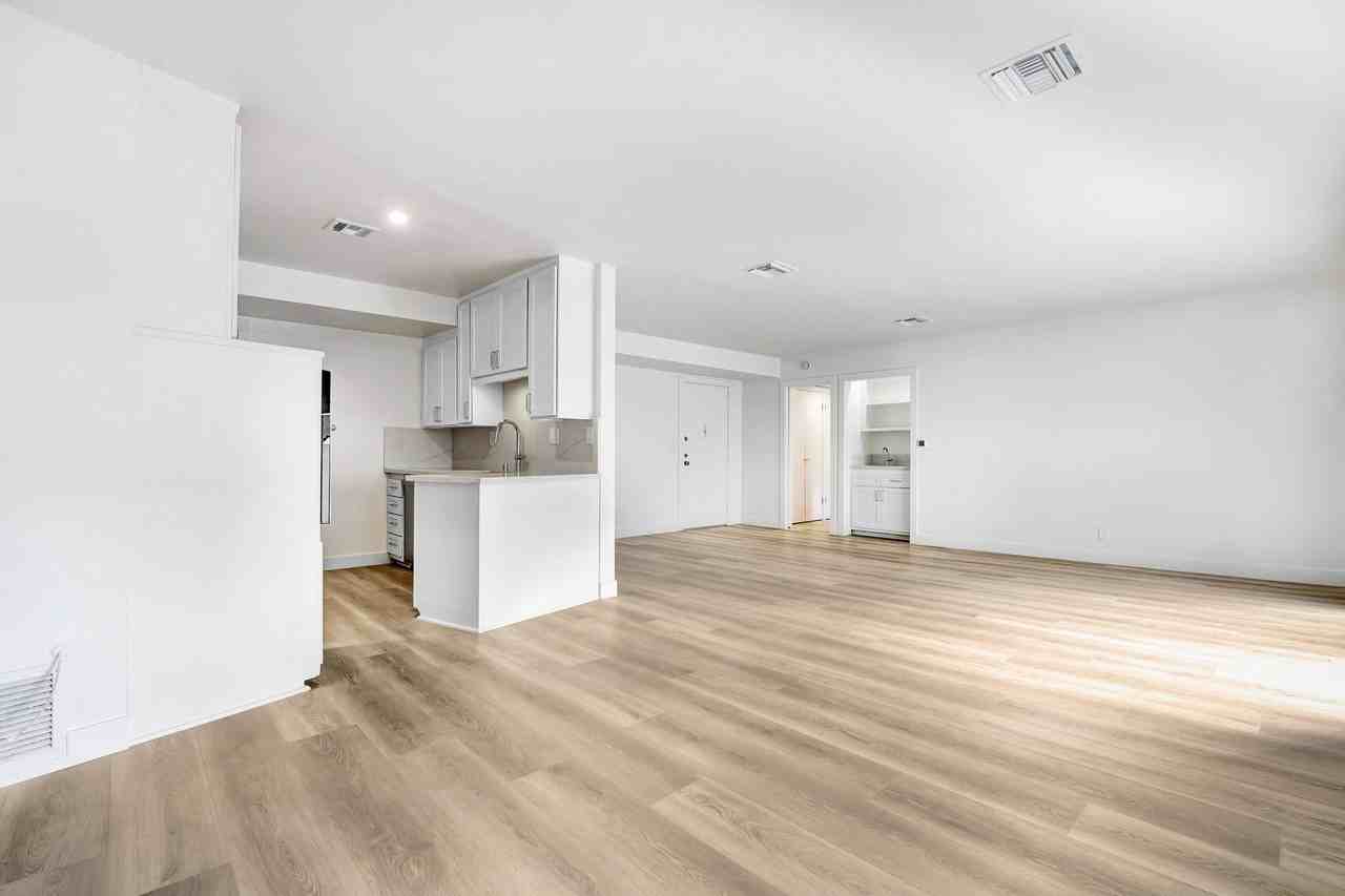 8430 De Longpre - Photo 2 of 22