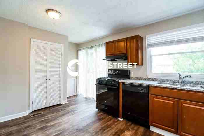 1689 Geraldine Ave - Photo 7 of 18