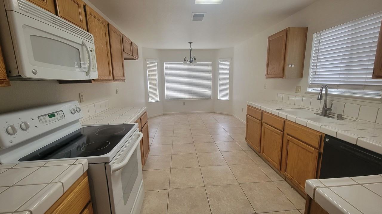 921 Harvest Creek Rd - Photo 4 of 14