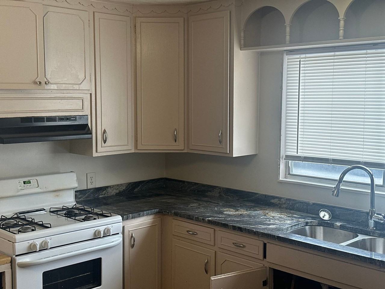 1421 W Huntsville Ave - Photo 6 of 25